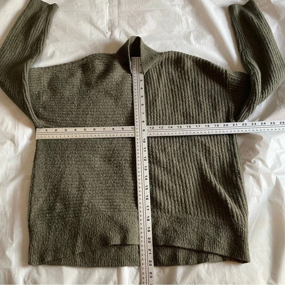 🍃  L.O.G.G. by H&M Green Sweater - Women's Size Medium 🍃 - Picture 9 of 9